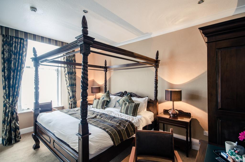 Habitación con cama con dosel