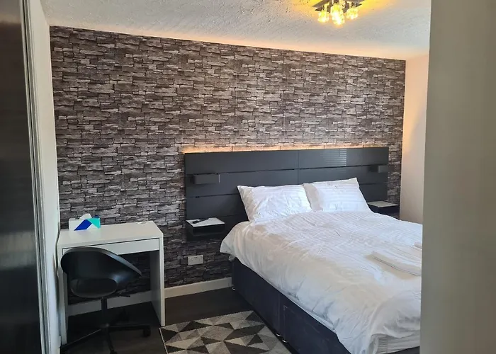 3 Bedroom House With Free Parking - Travel Host