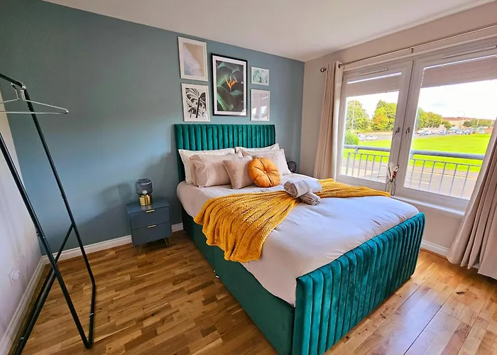 Modern 5 Bedroom Townhouse With Free Parking