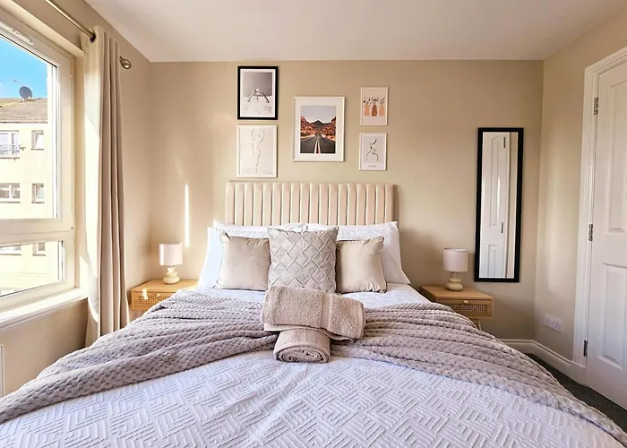 Modern 5 Bedroom Townhouse With Free Parking