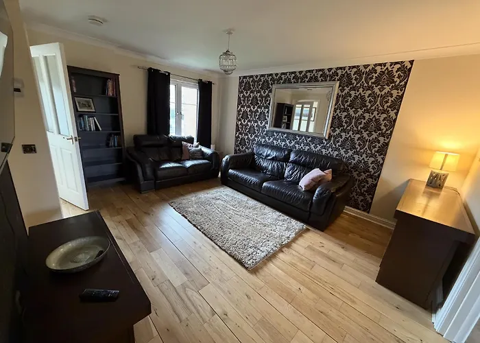 Glasgow Central - Entire House - Free Parking , Free Super Fast Wifi , Private Garden & Parking Security